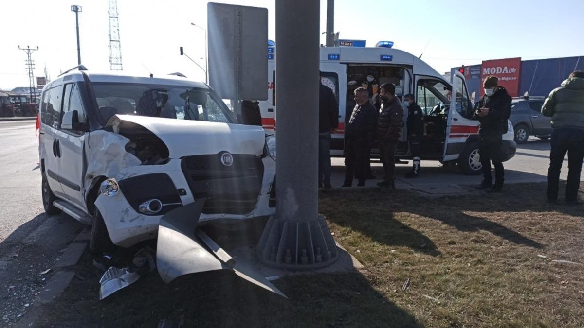 Kısıtlamada hafif ticari ara&ccedil;lar &ccedil;arpıştı: 2 yaralı