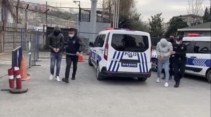 Kağıthane&rsquo;de otob&uuml;s şof&ouml;r&uuml;n&uuml; ve oğlunu darp edenler g&ouml;zaltına alındı