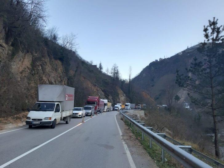 Tirebolu-Doğankent karayolunda heyelan meydana geldi G2