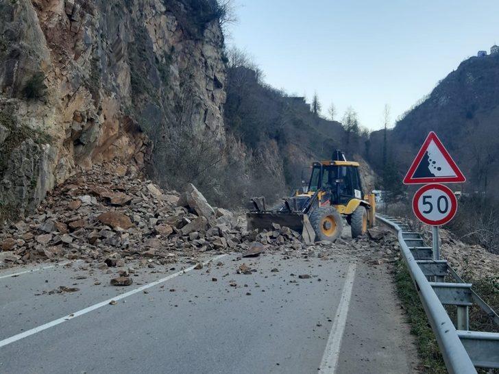 Tirebolu-Doğankent karayolunda heyelan meydana geldi G4