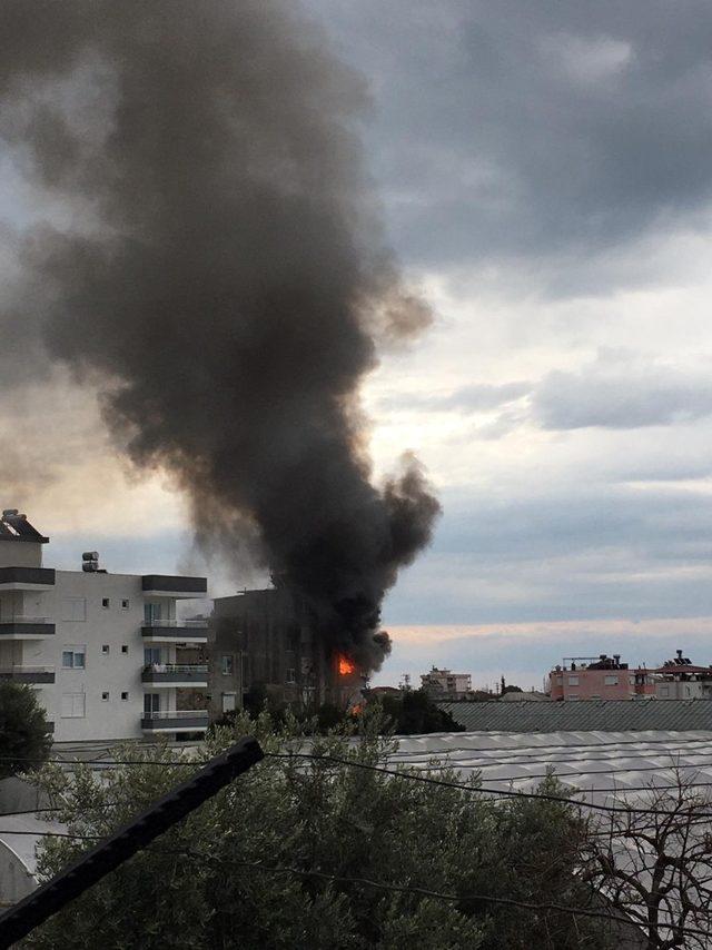 Antalya’da korkutan ev yangını