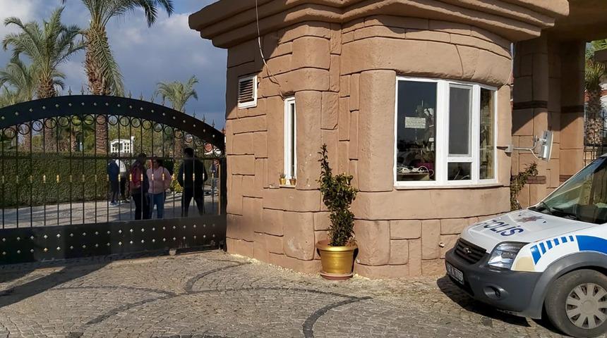 G&uuml;venlik g&ouml;revlisi kul&uuml;bede &ouml;l&uuml; bulundu! Kızı sinir krizi ge&ccedil;irdi