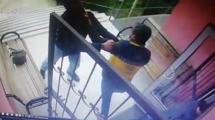 İzmir&rsquo;de sağlık personeline saldırı anı kamerada