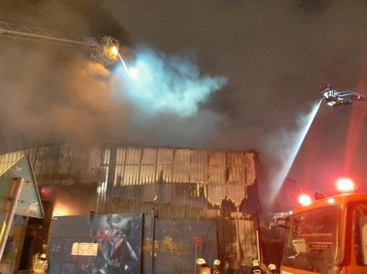 Maltepe&rsquo;de hurdalık alanda yangın &ccedil;ıktı