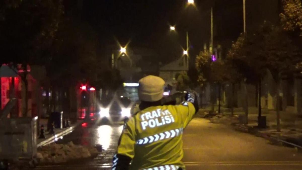Geri manevra yaparak ka&ccedil;maya &ccedil;alışan ehliyetsiz s&uuml;r&uuml;c&uuml; polise yakalandı