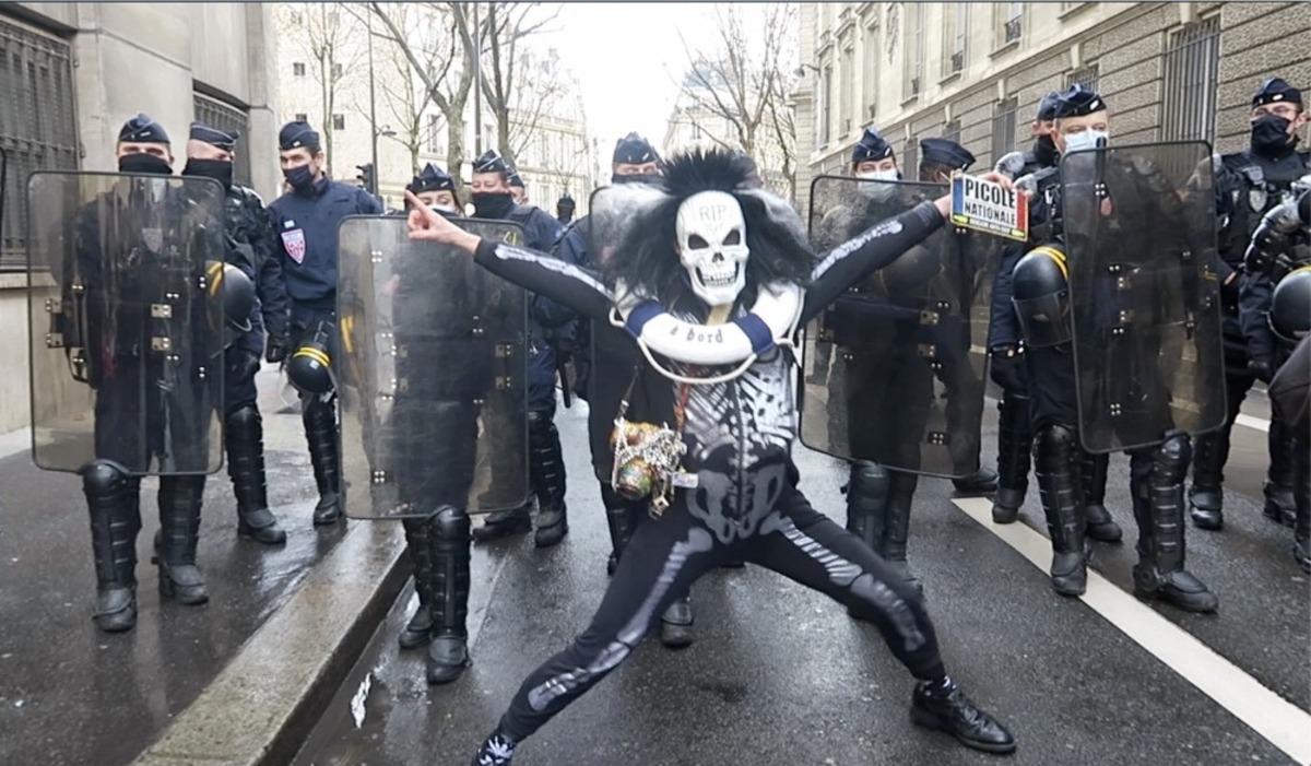 Paris&rsquo;te sol sendikalar şirketlerin iş&ccedil;i &ccedil;ıkarmasını protesto etti