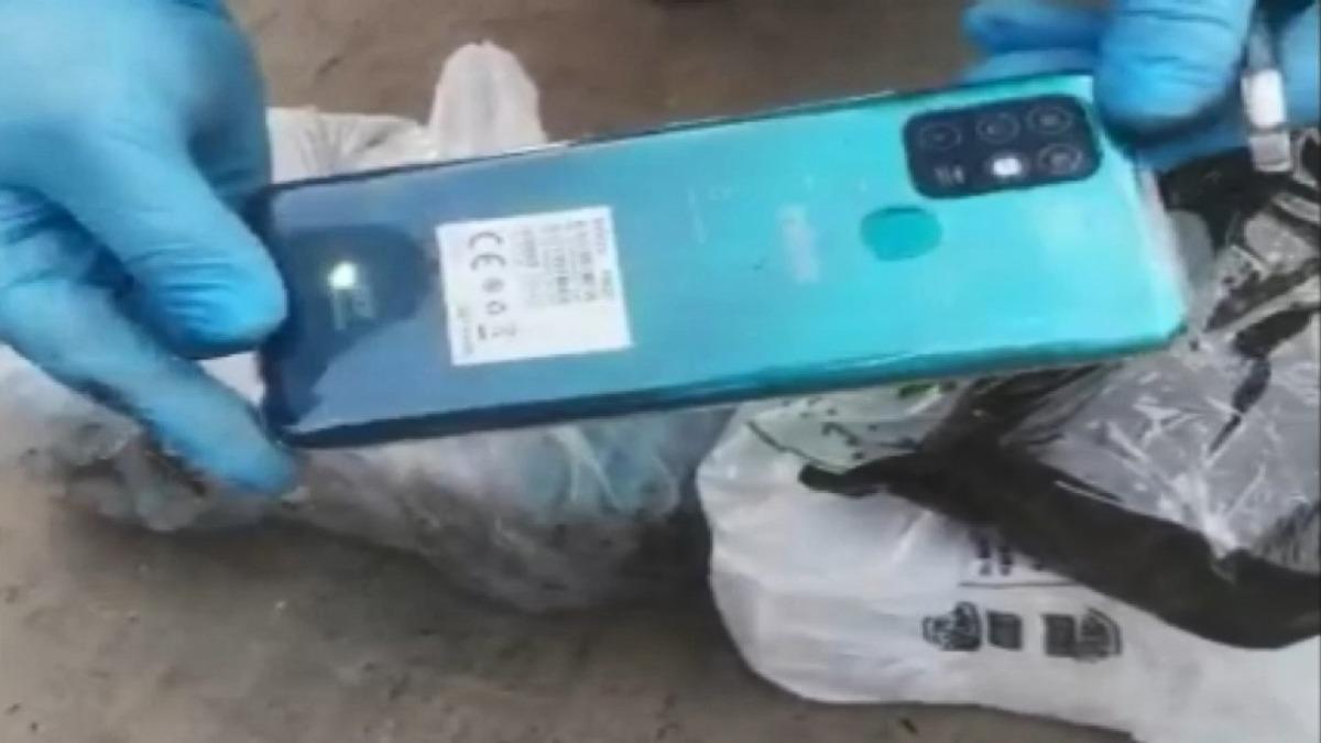 TEM&rsquo;de durdurulan otob&uuml;steki &ouml;zel b&ouml;lmeden 102 tane ka&ccedil;ak cep telefonu &ccedil;ıktı