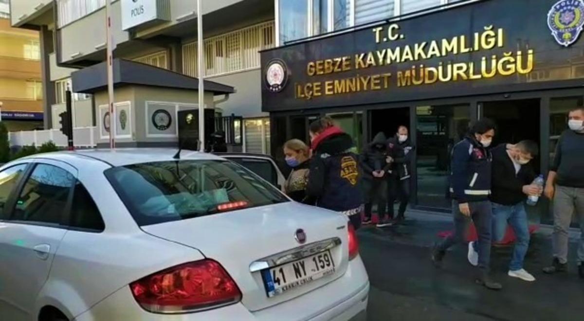 2 evden 20 bin TL değerinde ziynet eşyası &ccedil;alan şahıslar yakayı ele verdi