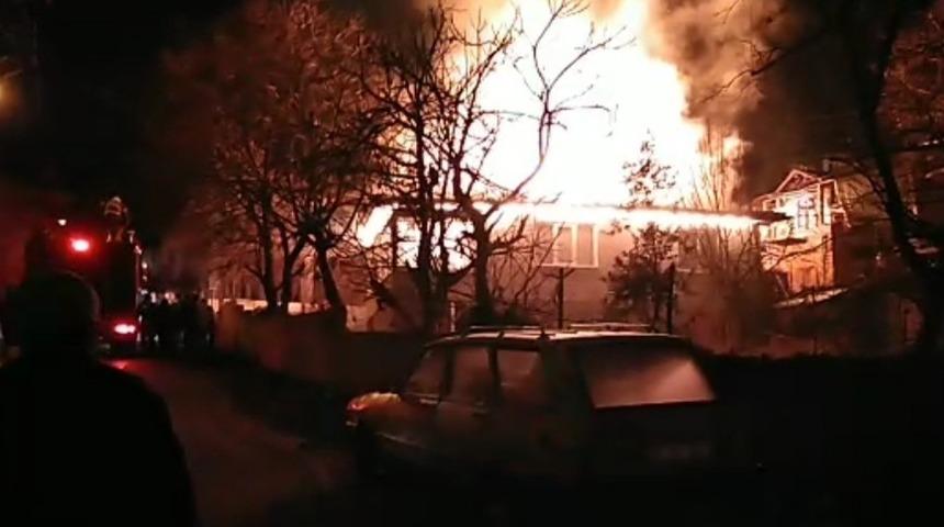 Amasya&rsquo;da korkutan ev yangında alevler &ccedil;atıyı sardı