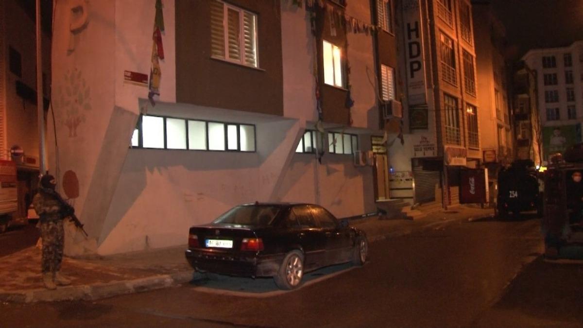 İl&ccedil;e ter&ouml;rle m&uuml;cadele şubesine bağlı ekipler HDP Esenyurt İl&ccedil;e Başkanlığı&rsquo;na gece baskını d&uuml;zenledi