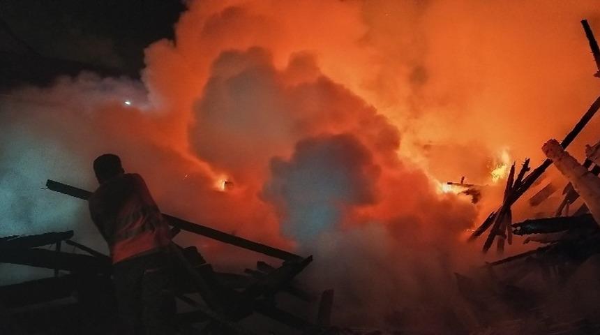 Kastamonu'da 21 yıl &ouml;nce yanan kereste fabrikası yine alevlere teslim oldu