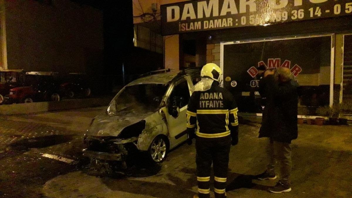 Galeri &ouml;n&uuml;ndeki satılık ara&ccedil; alev topuna d&ouml;nd&uuml;
