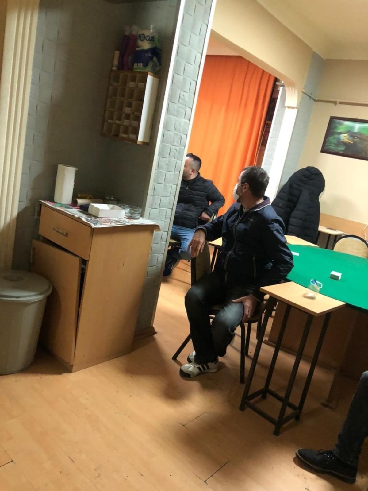 (&Ouml;zel) Pendik&rsquo;te kısıtlamaya uymayıp kıraathanede kumar oynadılar