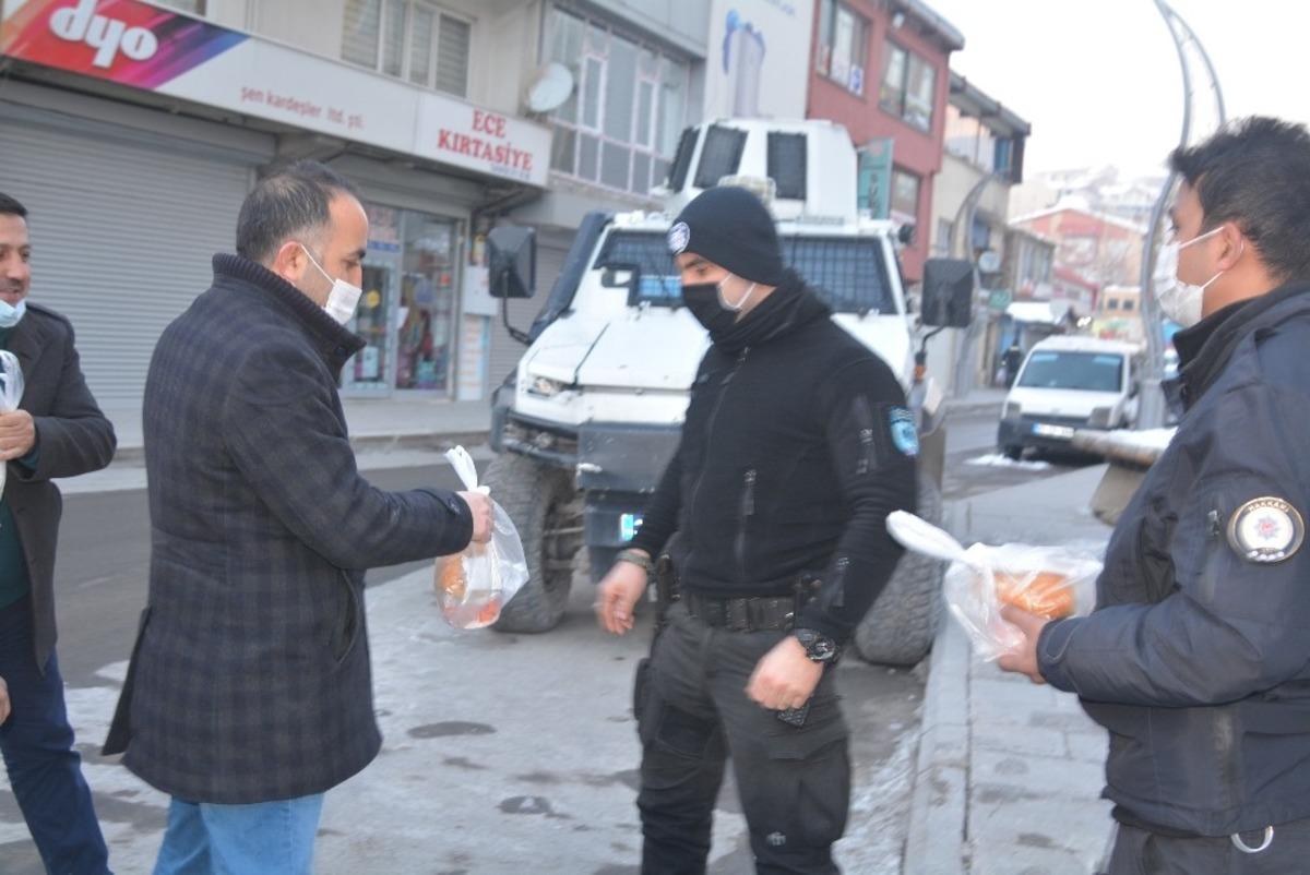 Kızılay&rsquo;dan polise sıcak &ccedil;orba ikramı