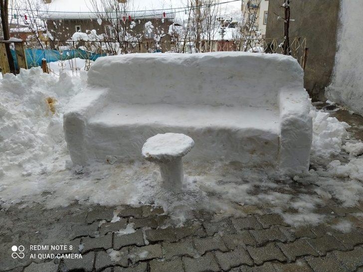 Kardan koltuk yaparak çay keyfi sürdü G3