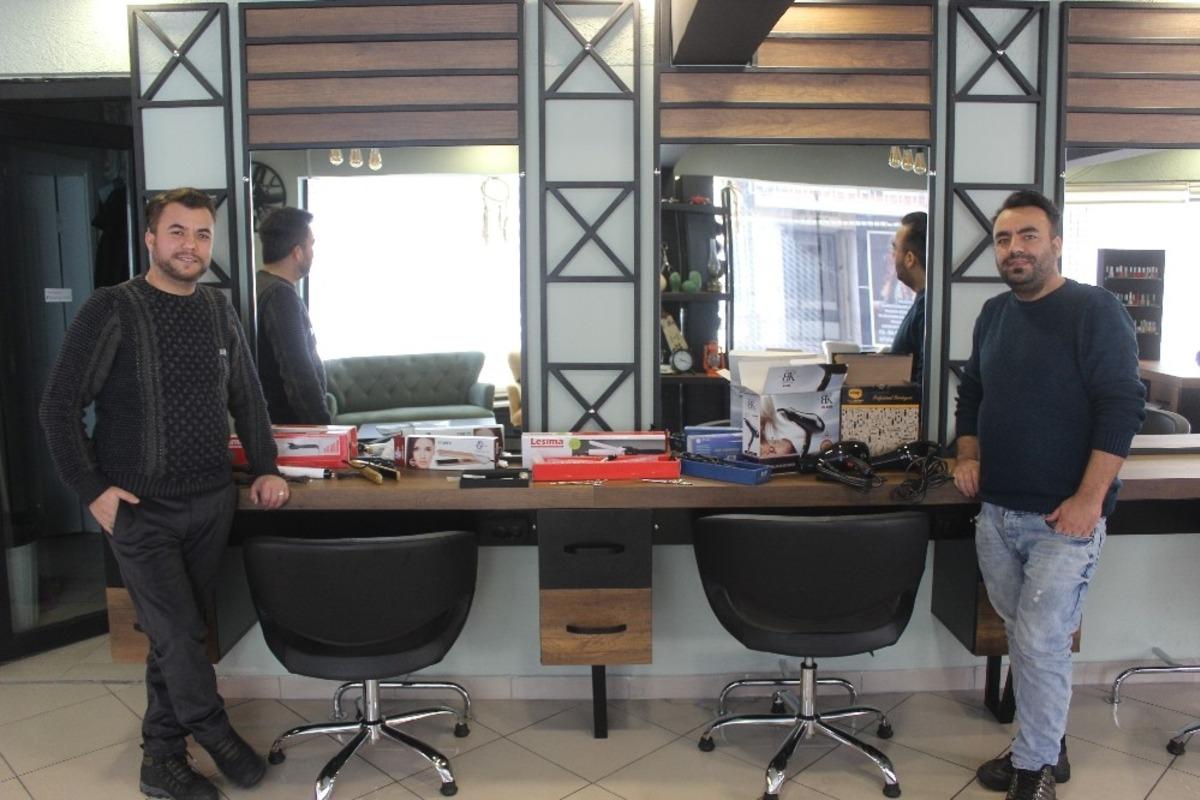 Hırsızların t&uuml;m malzemelerini &ccedil;aldığı kuaf&ouml;r kardeşler &ouml;nce &uuml;z&uuml;ld&uuml;, sonra sevindi