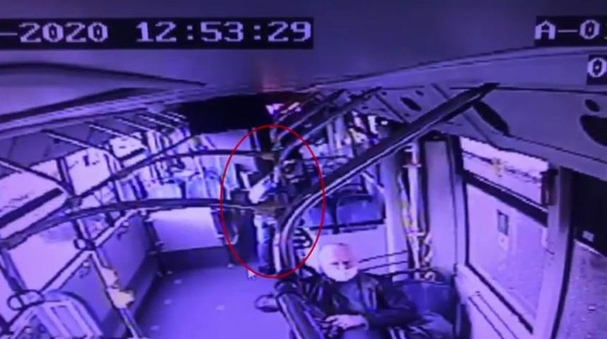 Metrob&uuml;ste unutulan &ccedil;antayı teslim etmek yerine alan şahıs g&ouml;zaltına alındı