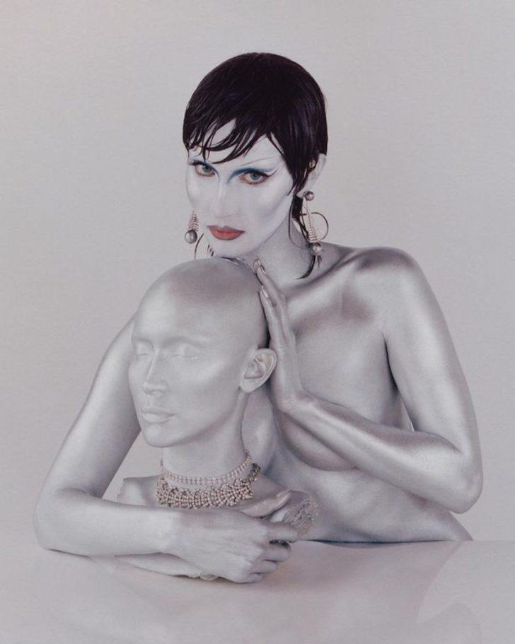 Bella Hadid'in üstsüz pozları olay oldu! Takipçileri dalga geçti G3