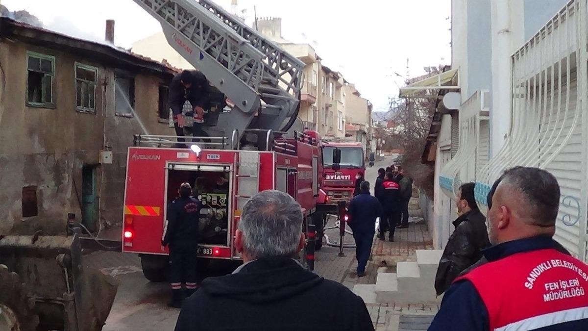 İki katlı ahşap ev yangın sonrası kullanılamaz hale geldi