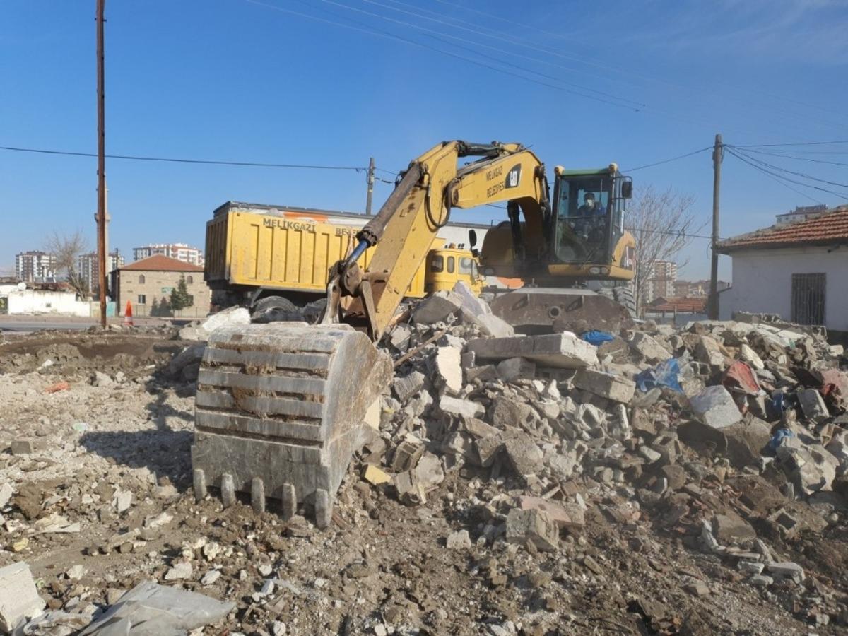 Melikgazi&rsquo;de metruk bina yıkımları devam ediyor