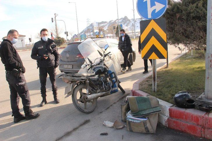 Otomobille çarpışan motosikletli kurye yaralandı G1