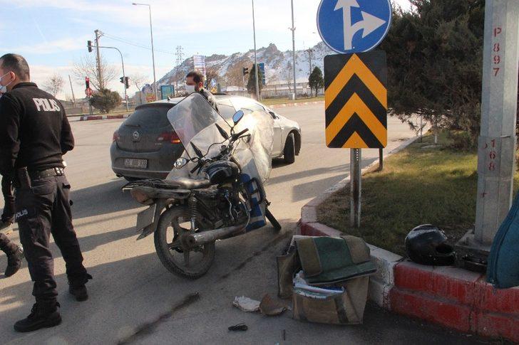 Otomobille çarpışan motosikletli kurye yaralandı G2