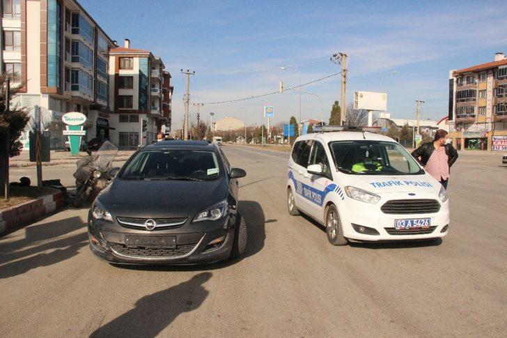 Otomobille çarpışan motosikletli kurye yaralandı G4