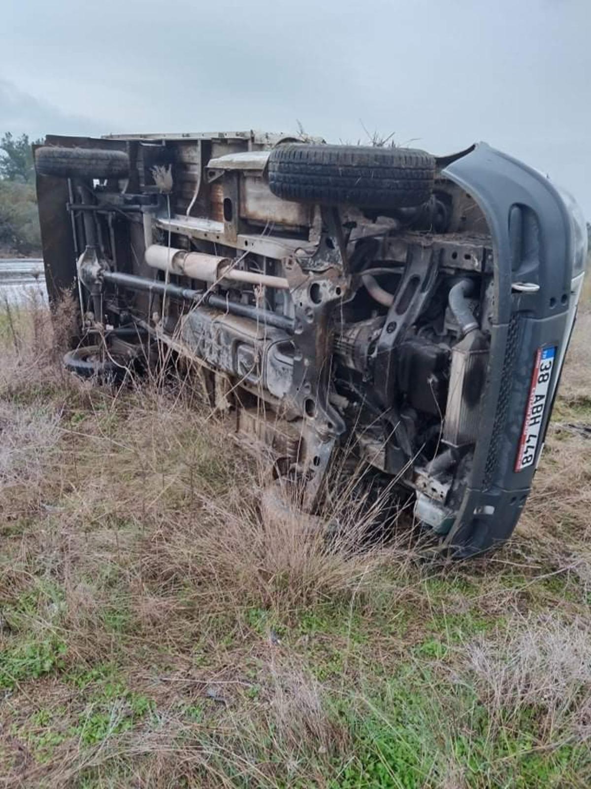 Kamyonet takla attı, tarlaya u&ccedil;tu