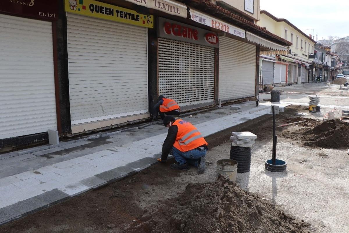 Kuşadası &ccedil;arşılarındaki &ccedil;alışmalar sokağa &ccedil;ıkma kısıtlamasında da s&uuml;rd&uuml;