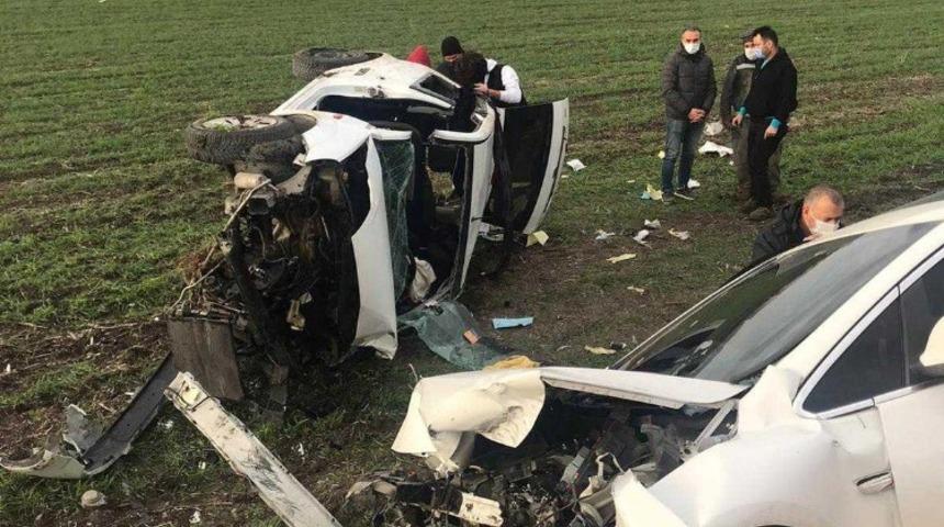 İki ara&ccedil; kafa kafaya &ccedil;arpıştı: 4 yaralı