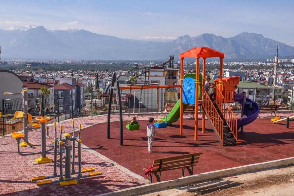 Erenk&ouml;yl&uuml; &ccedil;ocukların park mutluluğu
