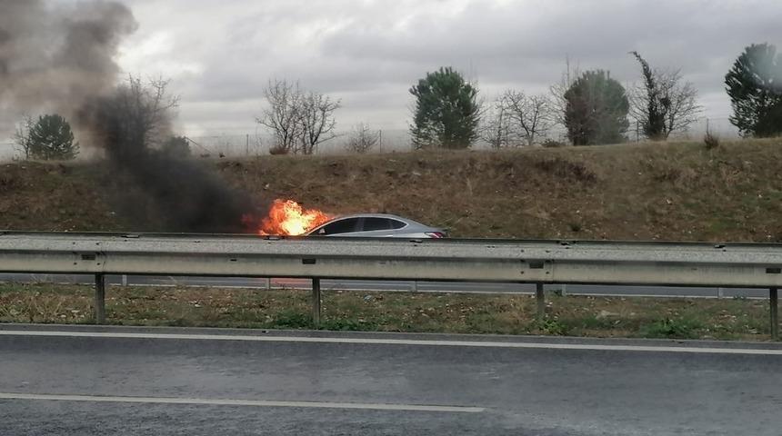 Otobanda yanan araç kullanılamaz hale geldi