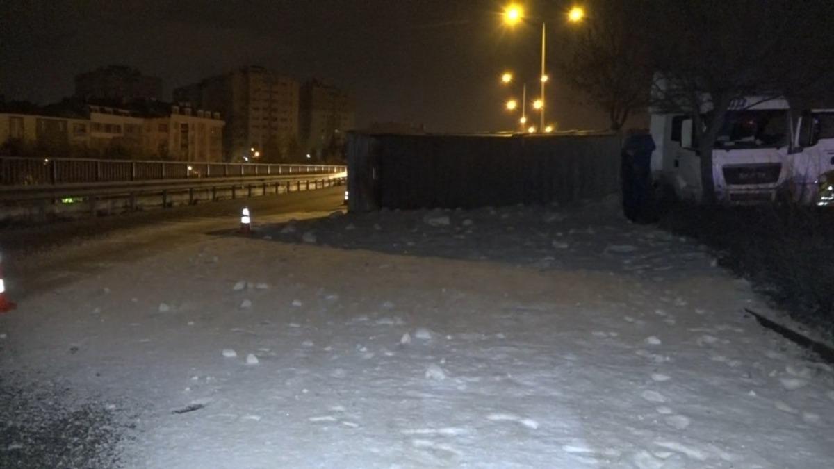 Kontrolde &ccedil;ıkan tır devrildi, tonlarca tuz yola savruldu