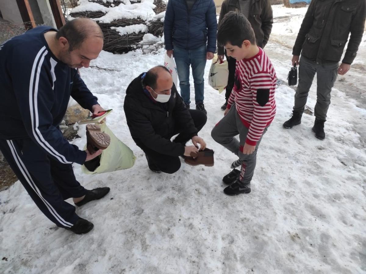 Şehitlerin emaneti olan &ccedil;ocukları &uuml;ş&uuml;mesin diye kışlık mont ve bot dağıttılar