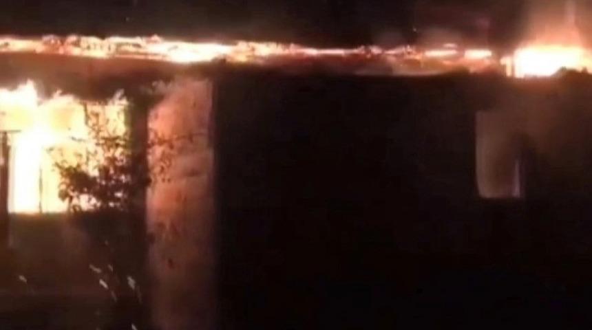 Kahramanmaraş&rsquo;ta ev alev alev yandı
