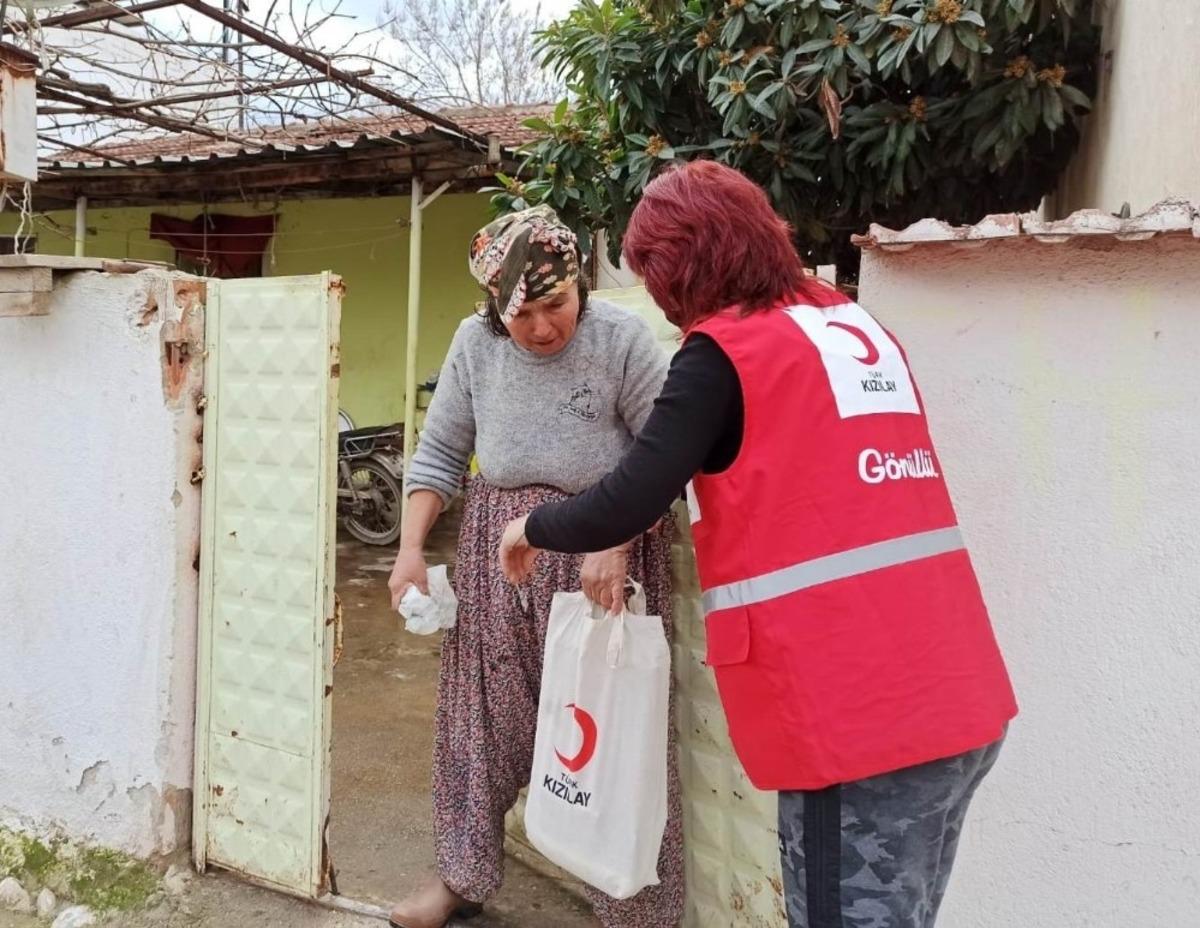 Alaşehir&rsquo;de Kızılay&rsquo;dan ihtiya&ccedil; sahiplerine yardım malzemesi