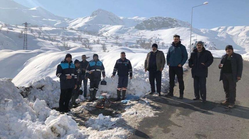 Belediyenin su arıza timi engel tanımıyor