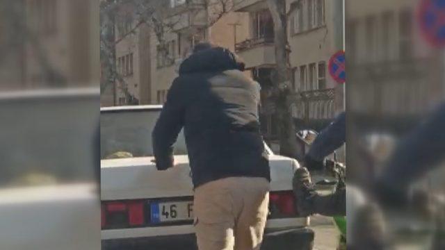 Motosiklet sürücüsü yolda kalan otomobile böyle ayak verdi