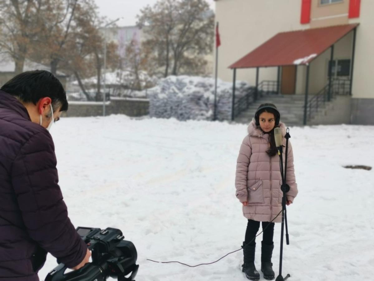 &Ouml;ğretmen ve &ouml;ğrenciler Bulanık i&ccedil;in &ccedil;alıp s&ouml;yledi