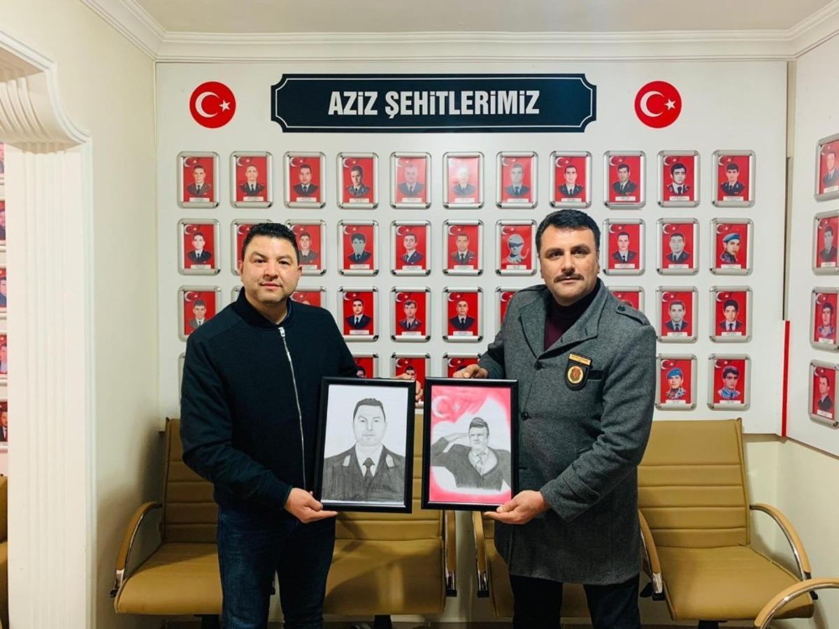 Kara kalem portresiyle anlamlı teşekk&uuml;r