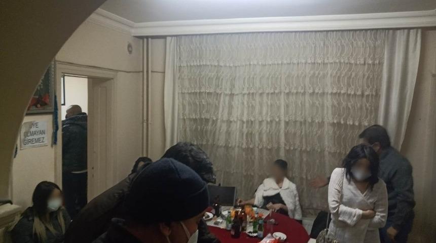 Polisi g&ouml;r&uuml;nce gazinodan ka&ccedil;ıp başka adreste buluştular