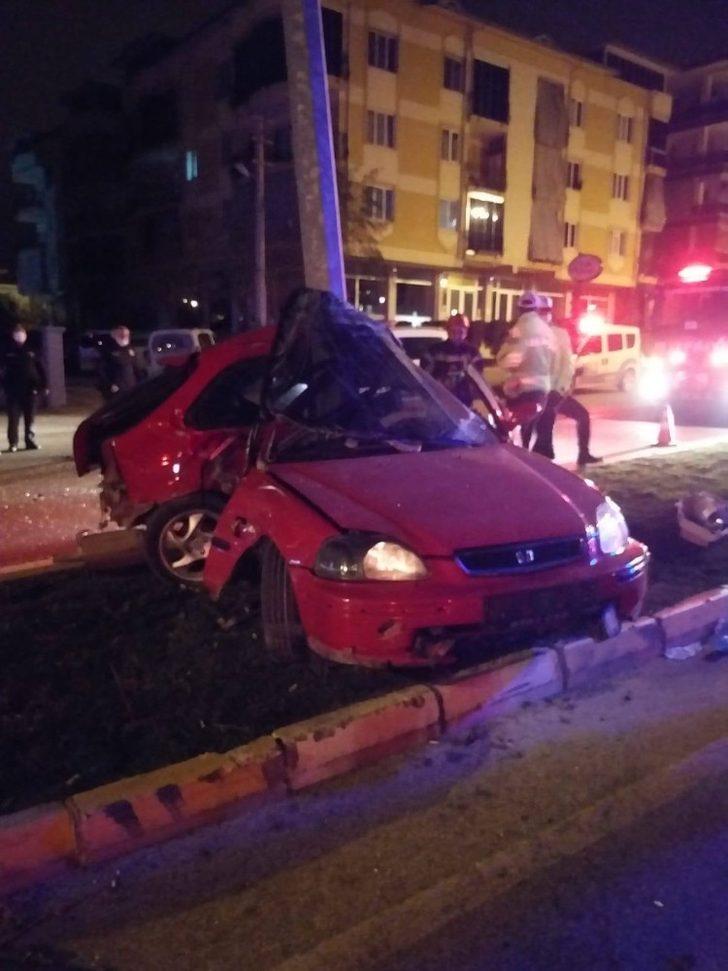 Aydınlatma direğine çarpan sürücüyü, sıkıştığı yerden itfaiye ekipleri kurtardı G1