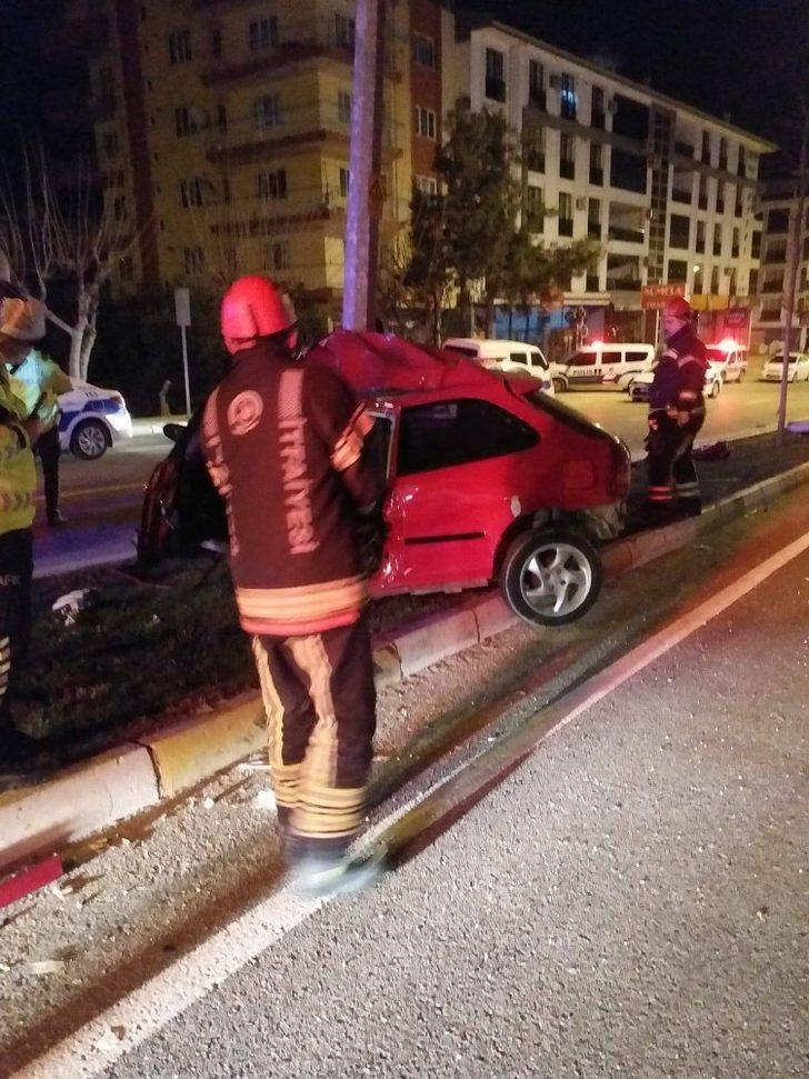 Aydınlatma direğine çarpan sürücüyü, sıkıştığı yerden itfaiye ekipleri kurtardı G2