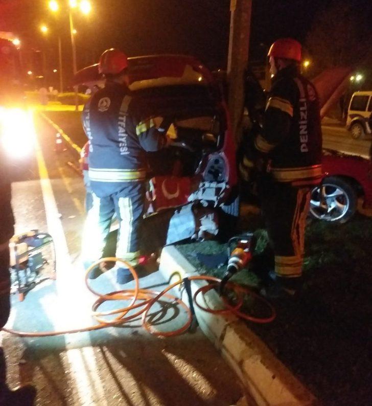 Aydınlatma direğine çarpan sürücüyü, sıkıştığı yerden itfaiye ekipleri kurtardı G3