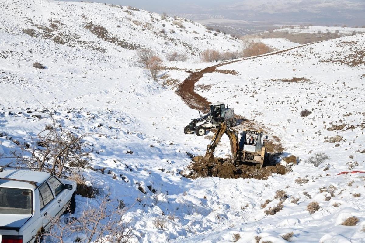 Kaza yapınca mahsur kalan aracı belediyesi ekipleri kurtardı