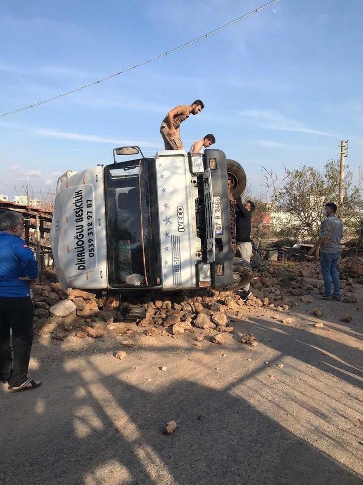 Freni boşalan saman y&uuml;kl&uuml; kamyon duvarı yıkarak evin bah&ccedil;esine devrildi