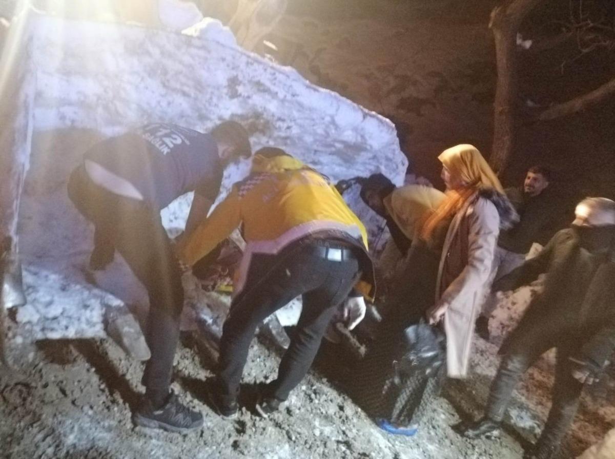Batman&rsquo;da ambulansın ulaşamadığı hasta kep&ccedil;e ile taşındı
