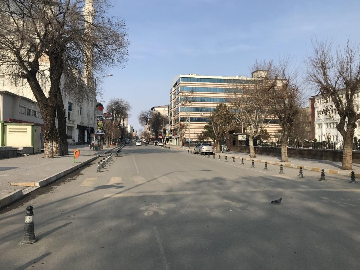 Iğdır&rsquo;da cadde ve sokaklar sessizliğe b&uuml;r&uuml;nd&uuml;
