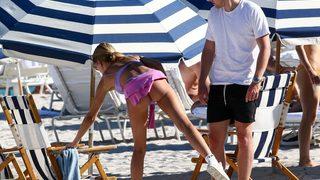 Kimberley Garner tanga bikinisiyle zorlandı! 