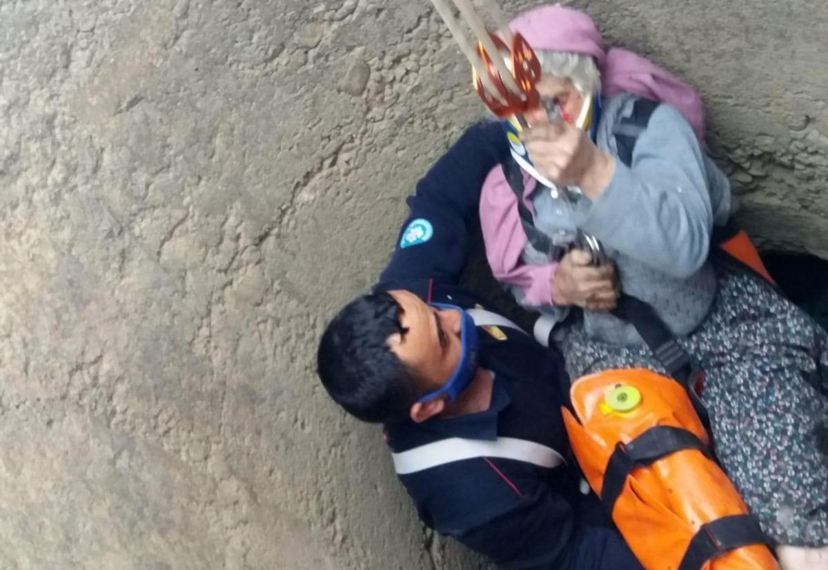 Kuyuya d&uuml;şen vatandaşı itfaiye ekipleri kurtardı